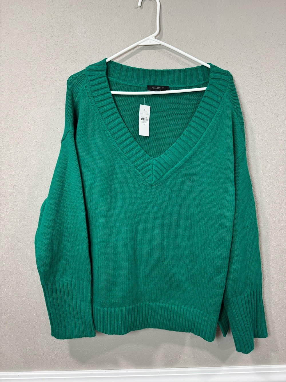 NWT Ann Taylor V-Neck Knit Sweater in Emerald Green